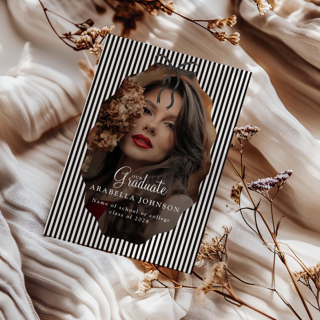 Söt svart randig examenspresent med svart band meddelande (Skapare uppladdad)