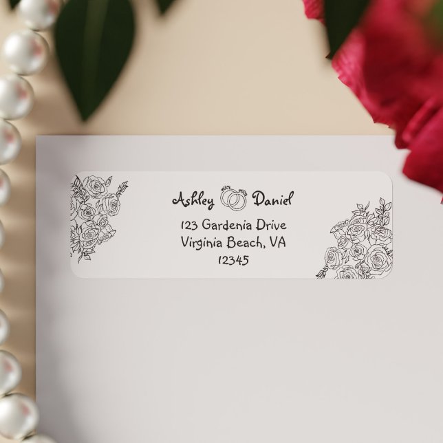 Söt svart-vit enkel blomdoodle bröllop  returadress etikett (Cute Black and White Simple Floral Doodle Wedding Label)