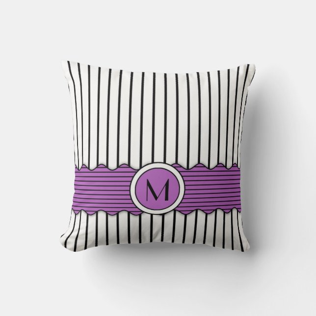 Söt svart vit och lila randig monogramdesign kudde (Framsida)