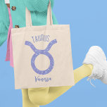 Söt Taurus Astrology Lila Personlig  Tygkasse<br><div class="desc">Den här söten,  personligens lila och lavender Taurus till väskan har ditt astrologiska tecken från Zodiac i en vacker gnistra som till exempel konstellationerna. Anpassa den här söta presenten med ditt namn i ett vackert kursivt skript för någon med en sen födelsedag i april eller tidigt maj.</div>