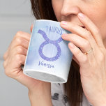 Söt Taurus Astrology Personlig Lila  Kaffemugg<br><div class="desc">Denna söt,  personlig lila och lavender Taurus mugg har ditt astrologiska tecken från Zodiac i en vacker gnistra som konstellationerna. Anpassa den här söta presenten med ditt namn i ett vackert kursivt skript för någon med en sen födelsedag i april eller tidigt maj.</div>