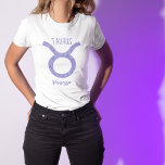 Söt Taurus Astrology Underskrift Anpassningsbar Li T Shirt<br><div class="desc">Den här söten,  personligens lila och lavender Taurus-kvinnans t-shirt har ditt astrologiska tecken från Zodiac i en vacker gnistra som konstellationerna. Anpassa den här söta julklappen med ditt namn i ett vackert kursivt skript för någon med en sen födelsedag i april eller tidigt maj.</div>