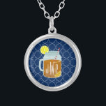 Söt Tea för Monogrammed Masonburk - marin Silverpläterat Halsband<br><div class="desc">En gåva som presenterar en illustration av en masonburk av söta tea- och citronkilar.  Personifiera med din monogram.  Bakgrund är det marinblåa quatrefoilmönster.</div>