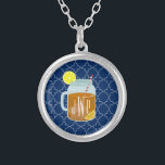 Söt Tea för Monogrammed Masonburk - marin Silverpläterat Halsband<br><div class="desc">En gåva som presenterar en illustration av en masonburk av söta tea- och citronkilar.  Personifiera med din monogram.  Bakgrund är det marinblåa quatrefoilmönster.</div>