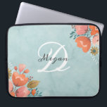 Söt Teal Rosa Blommigt Monogram Laptop Fodral<br><div class="desc">Fashionable Mongrammed Designer,  bärbar dator fodral. Ett Söt tillbehör till din bärbara dator. Anpassa den för dig själv eller för en gåva. Designad av Blackberry Boulevard.</div>