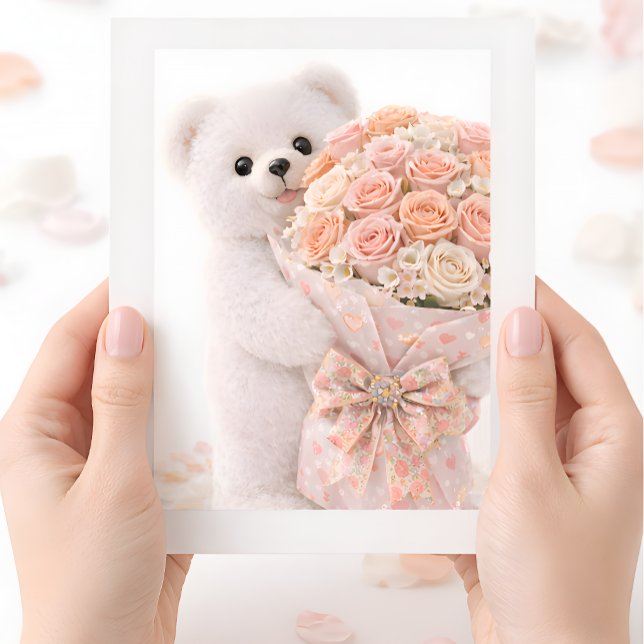 Söt teddybjörn som håller i en rosbukett i blekros kort (Skapare uppladdad)