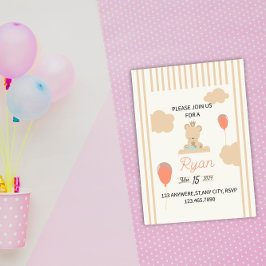 Söt teddybjörn som sitter på moln inbjudningar