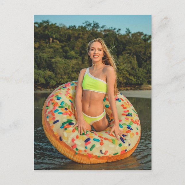 Söt tjej i bikini vykort (Framsida)