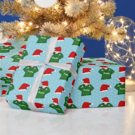 Söt tjej med grön hoodie tomteluva jul presentpapper