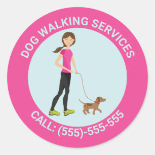 Söt Tjej Och En Brun Hund - Hundpromenadtjänster Runt Klistermärke