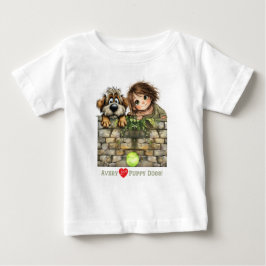Söt tjej och pojke som tittar och söt hundvalp som t shirt