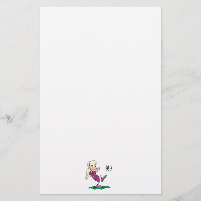 Söt tjej som sparkar fotboll brevpapper (Framsida)