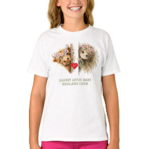 Söt Tjej Som Tittar Och Highland Kalv T-Shirt