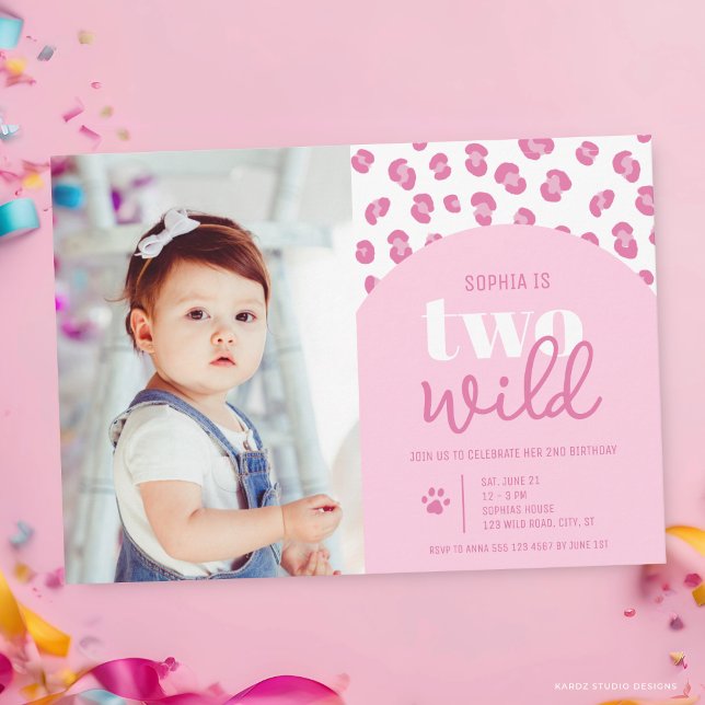 Söt Två Vilda Flickor 2-års Födelsedagsinbjudan Inbjudningar (The front of the invitation is shown at a 5x7-inch size. Choose size, paper, + corner style.)
