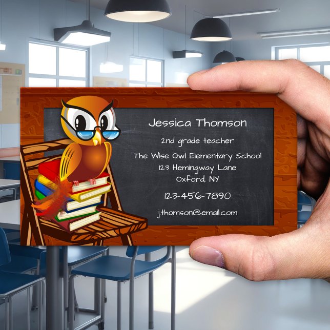 Söt Uggle Tavla Lärare Visitenhet Visitkort (Business card featuring a cartoon owl on a pile of books. Great for a teacher or substitute teacher.)
