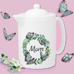 Söt Utandning med Butterflies Mors dag Tekanna<br><div class="desc">Elegant,  vit tekruka,  med grafik av en söt växt löv-andedräkt,  med 3D-tittar fjärilar och grönt text som läser Mamma. Fantastisk presentidé för mamma på Mors dag. Matchande benets china kopp finns tillgängligt.</div>