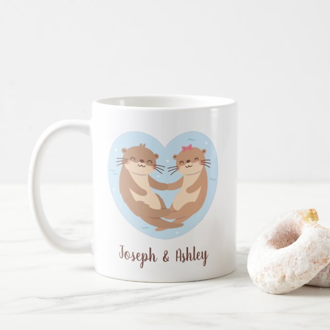 Söt utterpar som håller hand Personlig Kaffemugg (Med munk)