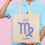 Söt Våg Lila Astrology-Personlig Tygkasse<br><div class="desc">Denna söt,  personlig lila och lavender Våg tote-väska har ditt astrologiska tecken från Zodiac i en vacker gnistra som konstellationerna. Anpassa den här söta presenten med ditt namn i ett vackert kursivt skript för någon med en sen födelsedag i augusti eller tidigt i september.</div>
