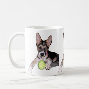 Söt valp med boll kaffemugg