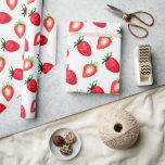 Söt vattenfärg Jordgubbar Presentpapper<br><div class="desc">Denna snyggt som omsluter papper är perfekt att omkullkasta presenter för födelsedagar,  babyduschar,  möhippor och andra typer av sött firande. Utformningen har hand om färgade jordgubbar på en färsk vit bakgrund som kommer att vara säker för wowen av den speciella personen.</div>