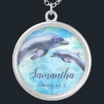 Söt vattenfärgsdelfiner| Namn och Verse Silverpläterat Halsband<br><div class="desc">Detta vackra halsband har vattenfärgade delfiner och en versell referens (Isaiah 43:2).  Innehåller en textmall för anpassning!</div>