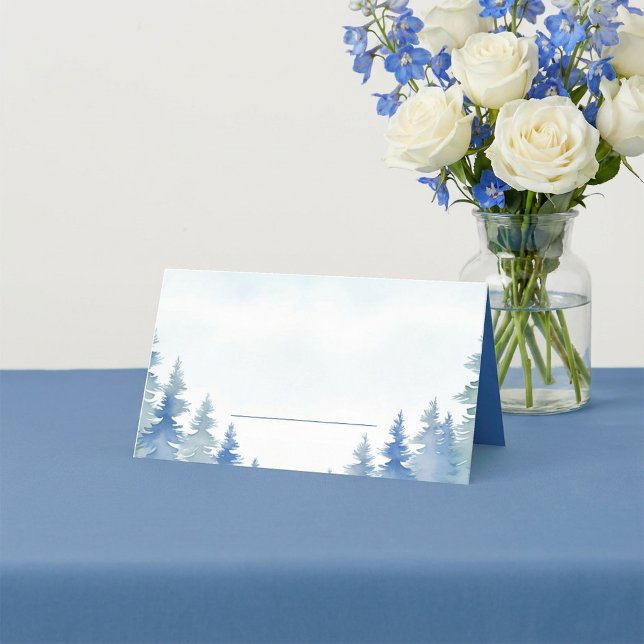 Söt vinterplatskort gräs träd bröllop i placeringskort (Pretty winter pine trees wedding place card.)