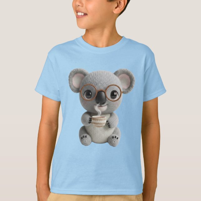 Söt virkad koala som håller kaffe – mysig djurkons t shirt (Framsida)