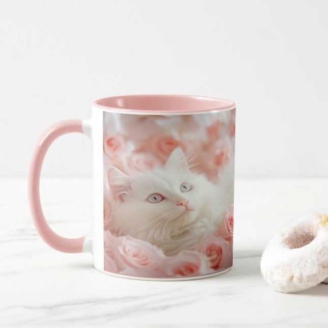 Söt vit katt i rosblommor-mugg mugg (Med munk)
