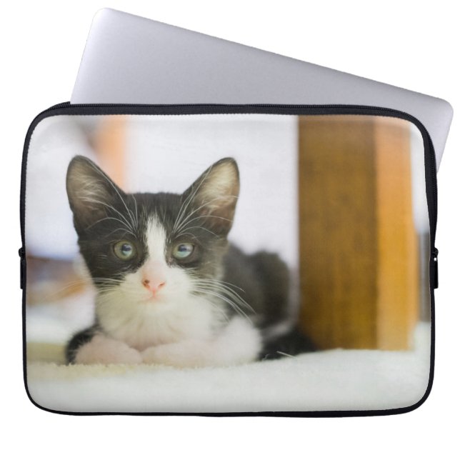 Söt vit- och svartkattunge laptop sleeve (Framsidan)