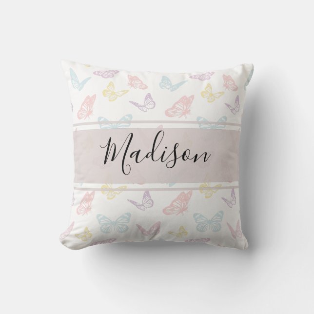 Söt vit pastellfärgad fjärilmönstrad monogram kudde (Framsida)