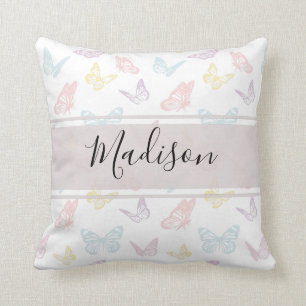 Söt vit pastellfärgad fjärilmönstrad monogram kudde