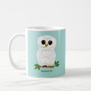 Söt vit uggla och lagerblad på turkos kaffemugg