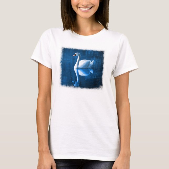 Söt Vita svan flytande på blå sjö T Shirt (Framsida)