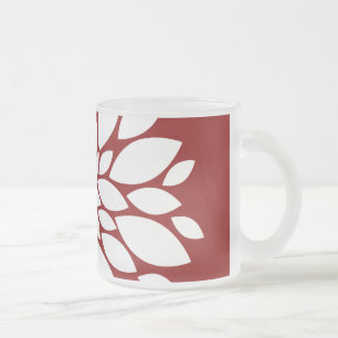 Söt White Flower Petal Art on Red Frostad Glasmugg
