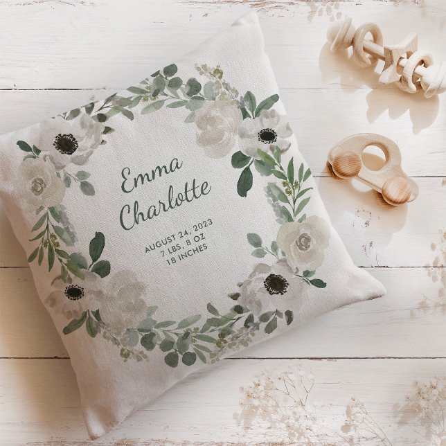 Söt White Flowers och Greenery Baby Birth Stats Kudde (A pretty white floral pillow with your newborn baby's birth stats)
