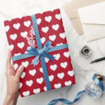 Söt White Hearts Mönster Classic Red Presentpapper<br><div class="desc">Festiv, modern och enkel chic som täcker in pappra funktioner söt vita hjärtan mönster på en klassisk röd bakgrund. Slå presenter med kärlek, perfekt för Alla hjärtans dag, helgdag, bröllop, födelsedagar eller en babydusch! Enbart designad för dig av Lycklig Dolphin Studio. Kontakta oss på happydolphinstudio@outlook.com om du behöver hjälp eller...</div>