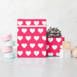 Söt White Hearts Mönster Diva Rosa Presentpapper<br><div class="desc">Festiv, modern och enkel chic som täcker in pappra funktioner söt vita hjärtan mönster på snyggt dyva rosa. Slå presenter med kärlek, perfekt för Alla hjärtans dag, helgdag, bröllop, födelsedagar eller en babydusch! Enbart designad för dig av Lycklig Dolphin Studio. Kontakta oss på happydolphinstudio@outlook.com om du behöver hjälp eller matchande...</div>