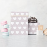 Söt White Hearts Mönster Pastel Lila Presentpapper<br><div class="desc">Festiv, modern och enkel chic som omsluter pappra funktioner söt vita hjärtan mönster på snyggt baksida av lila. Slå presenter med kärlek, perfekt för Alla hjärtans dag, helgdag, bröllop, födelsedagar eller en babydusch! Enbart designad för dig av Lycklig Dolphin Studio. Kontakta oss på happydolphinstudio@outlook.com om du behöver hjälp eller matchande...</div>