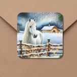 Söt White Horse Farm jul Fyrkantigt Klistermärke<br><div class="desc">En söt vit häst som står bakom ett gammalt,  rustiskt trästängsel med snöbakgrund och vintage gammal röd lada. Den snö-fyllda stängslet är försedd med belyst julklapp ljus till ge och en varm känsla för julklistermärken i land. Söt att försegla dina julkort med.</div>