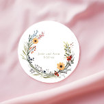 Söt Wildblommor Bröllop WAN Namn and Date Runt Klistermärke<br><div class="desc">Lägg till en ny, romantisk beröring till dina bröllopsfavoriter eller till ditt kontor med Söt Wildblommor Bröllop Wandeans Namn och Date Sticker. Den här elegantens runda dekal har en delikataktigt illustrerad andedräkt av vilda blommor i levande sommarnysar rött, gult och grönt med dunkla accenter som framkallar en lush-trädgård i fullt....</div>