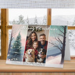 Söt Winter Scene Elegant Watercolor 1 Photo Helgkort<br><div class="desc">I elegant förenas en ny vinterscen i snö i en vattenfärg stil med ett foto som du själv väljer. Fotografiet kommer att vara i mitten av kortet, med landskapet synligt på båda sidor. Söt illustrerar Julgran och snö i mjuka nyanser av rosa, grönt och grått-blått. Med God jul hälsning i...</div>