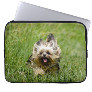 Söt Yorkshire Terrier som springer genom gräset Laptop Fodral