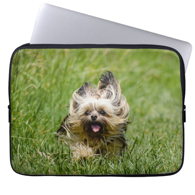 Söt Yorkshire Terrier som springer genom gräset Laptop Fodral (Framsidan)
