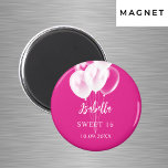 Söta 16 rosa vita ballonger party magnet<br><div class="desc">För en svensk 16,  16:e födelsedagsfest. Trendigets rosa-bakgrund dekorerad med vita ballonger. Namn är skrivet med ett modernt handskript i stil. Anpassa och lägg till namn och datum.</div>