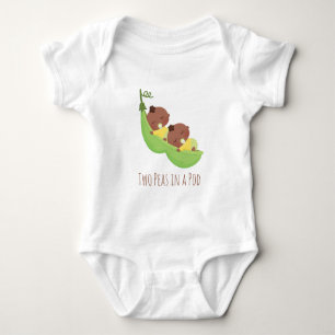 Söta afroamerikanska tvillingar i Pod Baby Tee