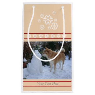 Söta akita kissande snögubbe akita-fotochristmas
