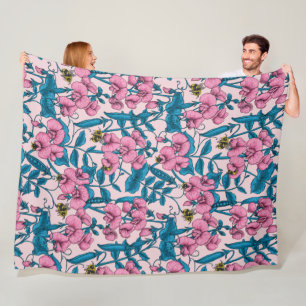 Söta ärter och humlor, rosa och blått fleecefilt