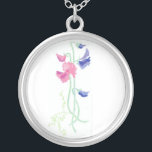 Söta ärtor för rosa- och blåttvattenfärg på vit silverpläterat halsband<br><div class="desc">En nätt bröllopgåva för att dina brudtärnor ska tacka dem för danande din speciella dagperfekt. Detta silver-pläterade hängehalsband matchar din bröllopbrevpapper och är från en akvarellmålning av Judy Adamson.</div>
