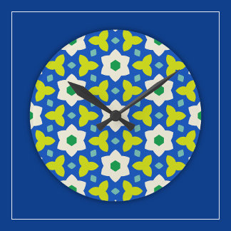 Söta blommor på blå och grön geometrisk blomster- rund klocka
