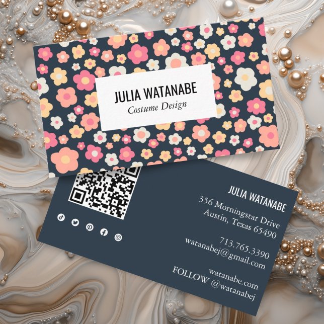 Söta Daisy Blommigt QR Code Social Media Chic Visitkort (Colorful daisy pattern business card with custom QR code and social media icons)